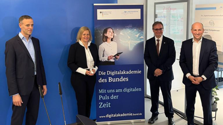 Besuch der Ministerin in der Lernwelt der Digitalakademie Besuch der Ministerin in der Lernwelt der Digitalakademie